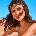Mujer con peinado de novia con pelo suelto para la playa