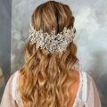 Mujer con peinado de novia con pelo suelto ondulado y tocado de flores