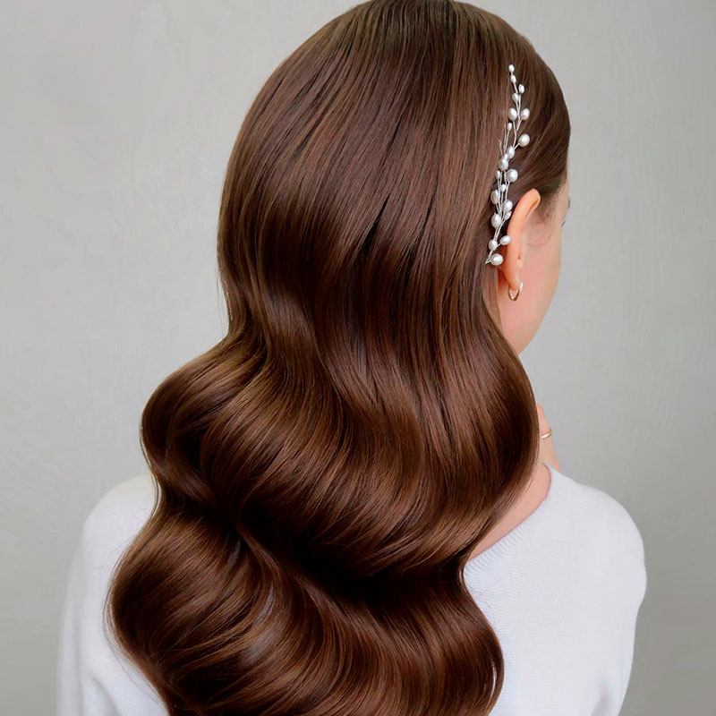 Mujer con peinado de novia con pelo suelto ondulado estilo vintageo