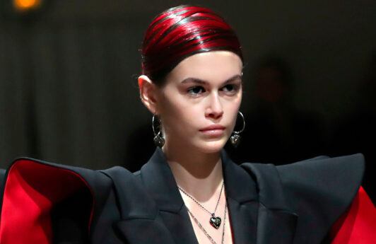 Kaia Gerber con mechas rojas en cabello negro recogido