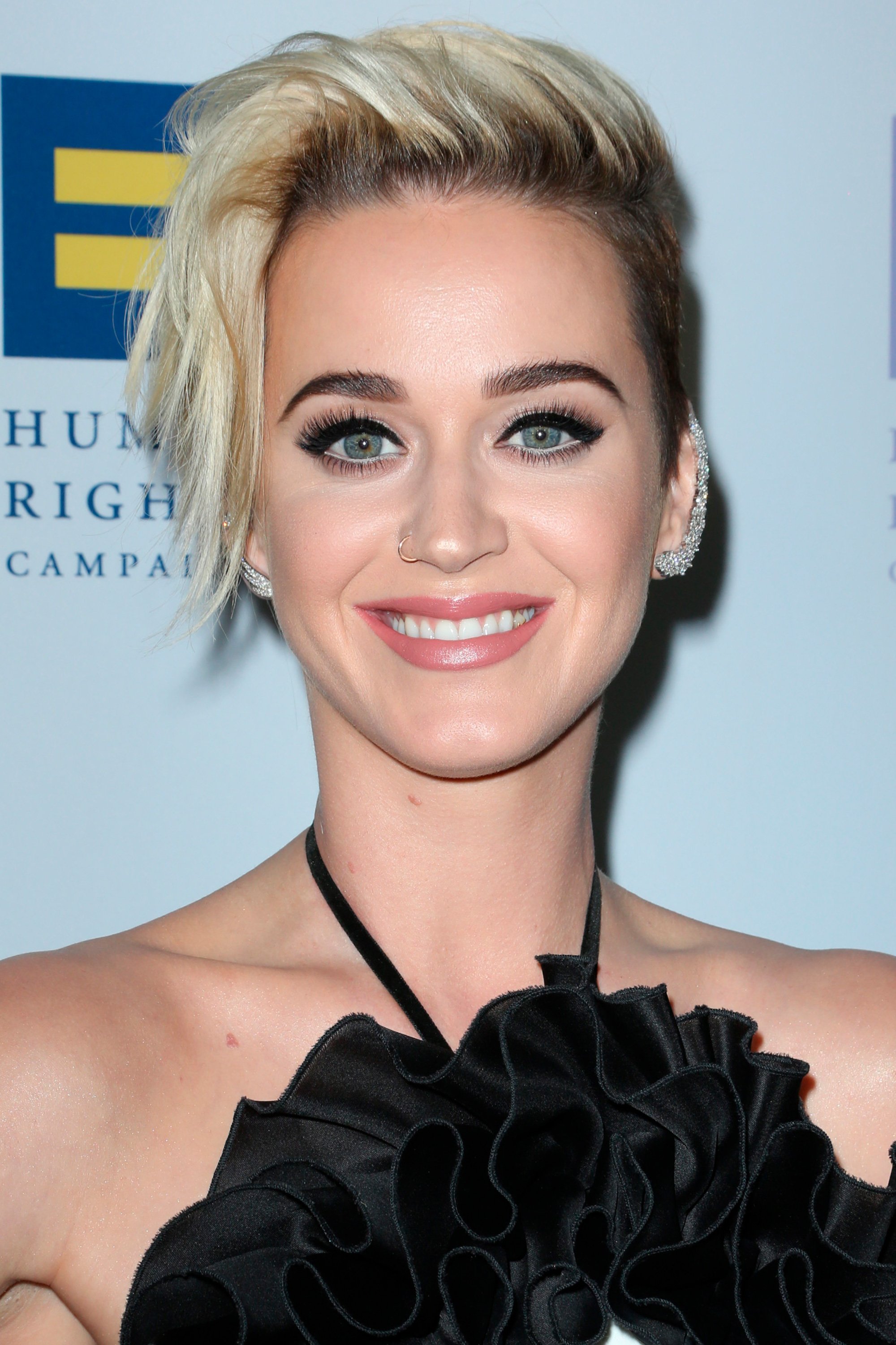 Katy Perry con corte undercut para mujer, cabello rubio decolorado