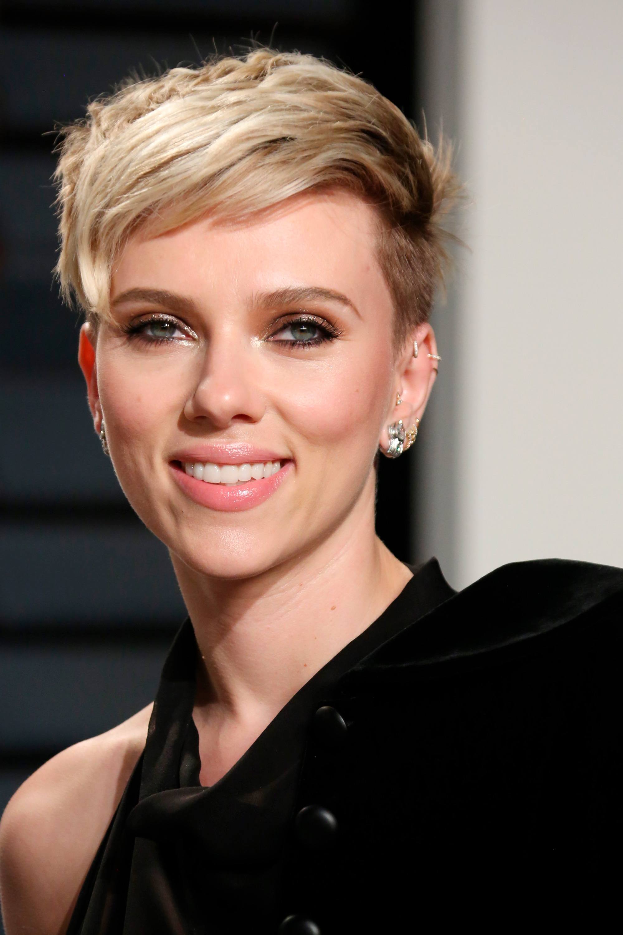 Scarlett Johansson con corte undercut, cabello corto rubio