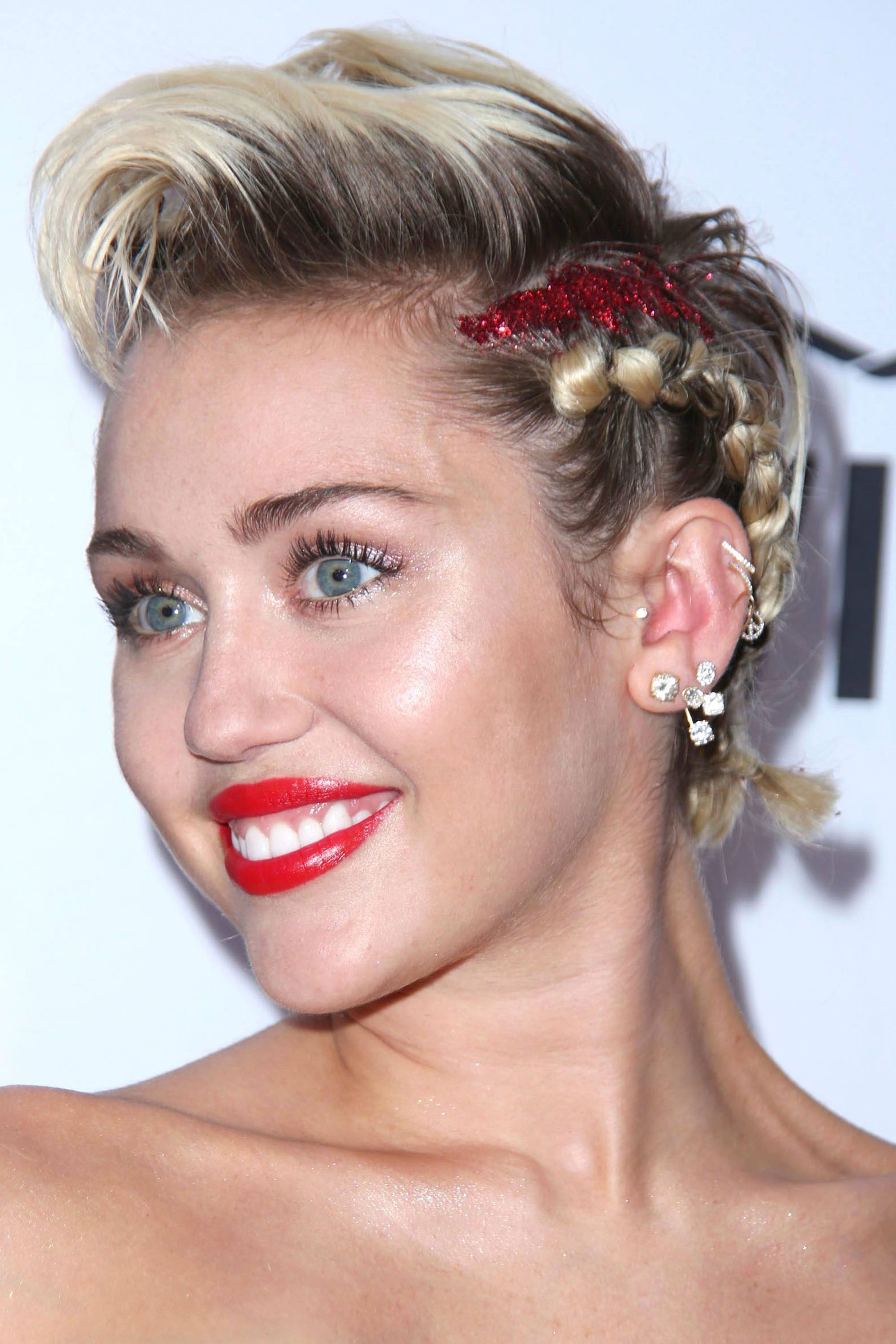 Miley Cyrus con corte undercut y trenza pegada en cabello suelto