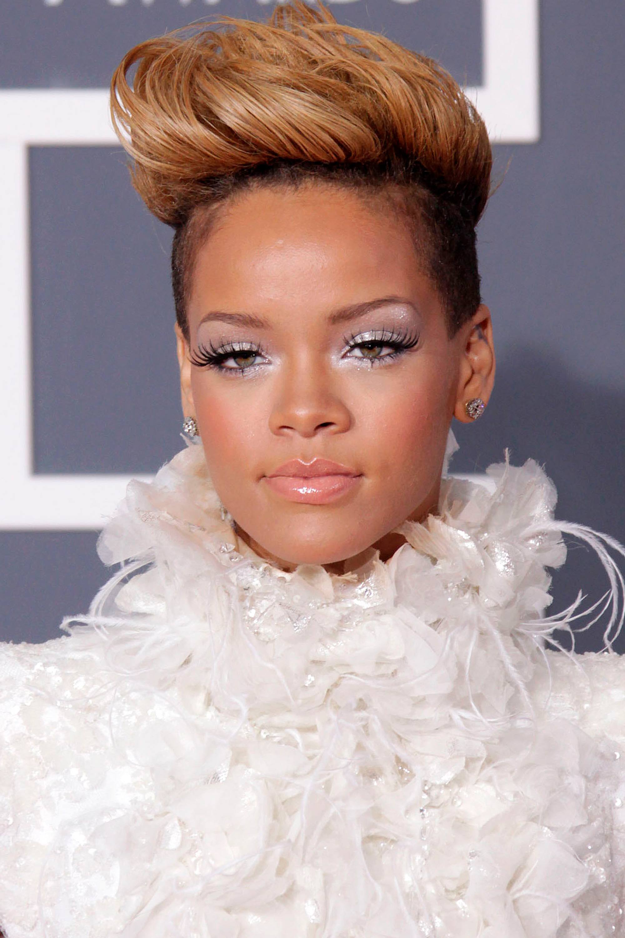 Rihanna con cabello cobrizo corto y undercut para mujer