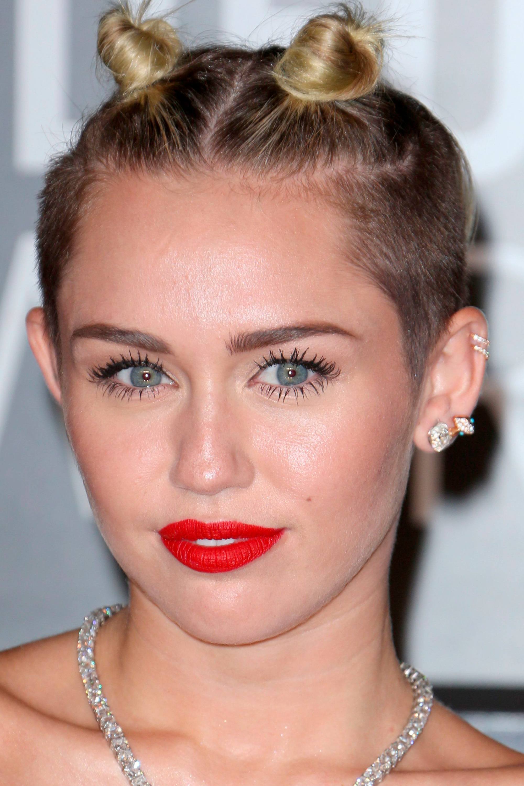 Miley Cyrus con peinado de chonguitos y corte undercut para mujer