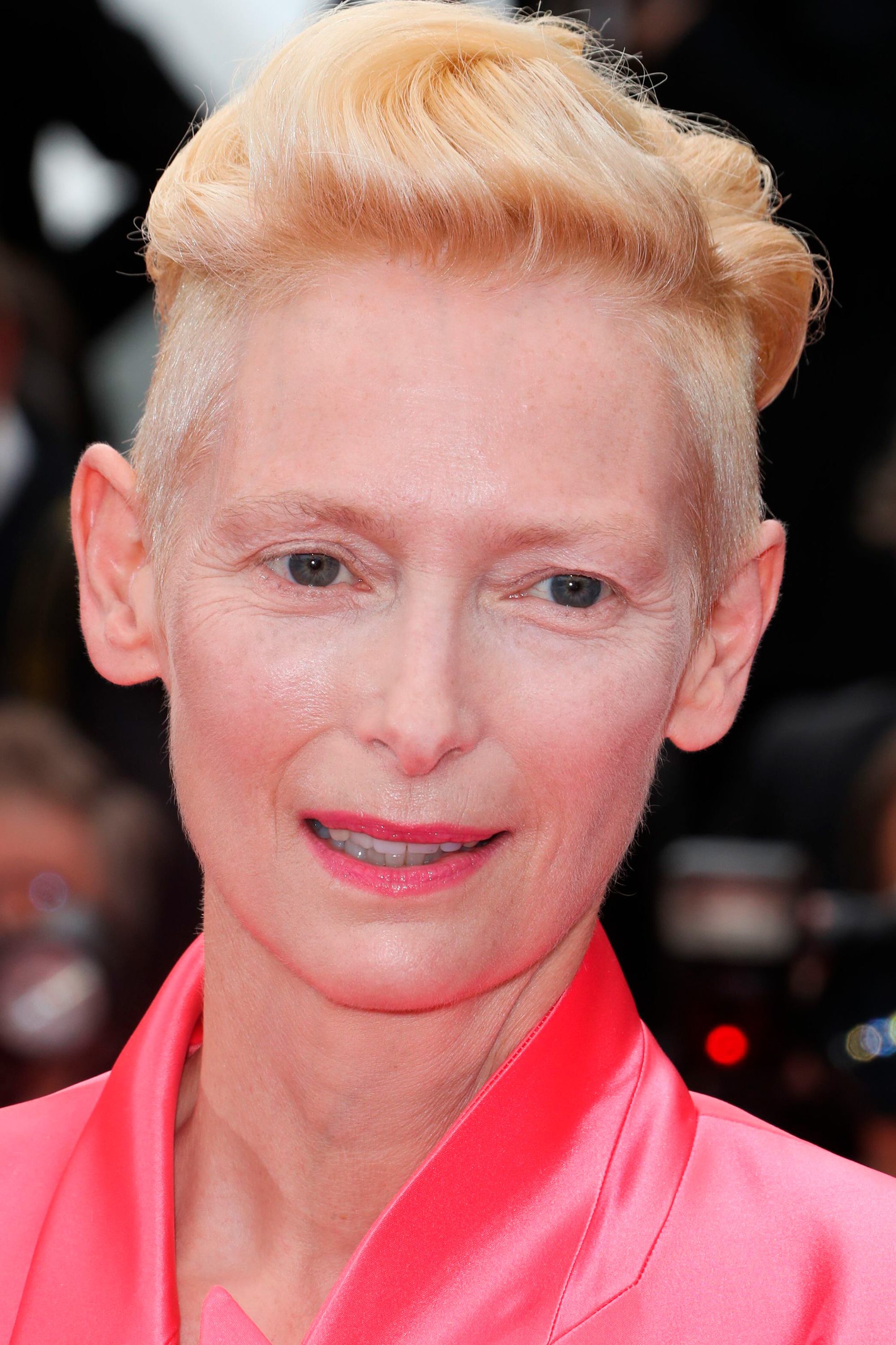 Tilda Swinton con corte undercut para mujer y cabello rubio decolorado
