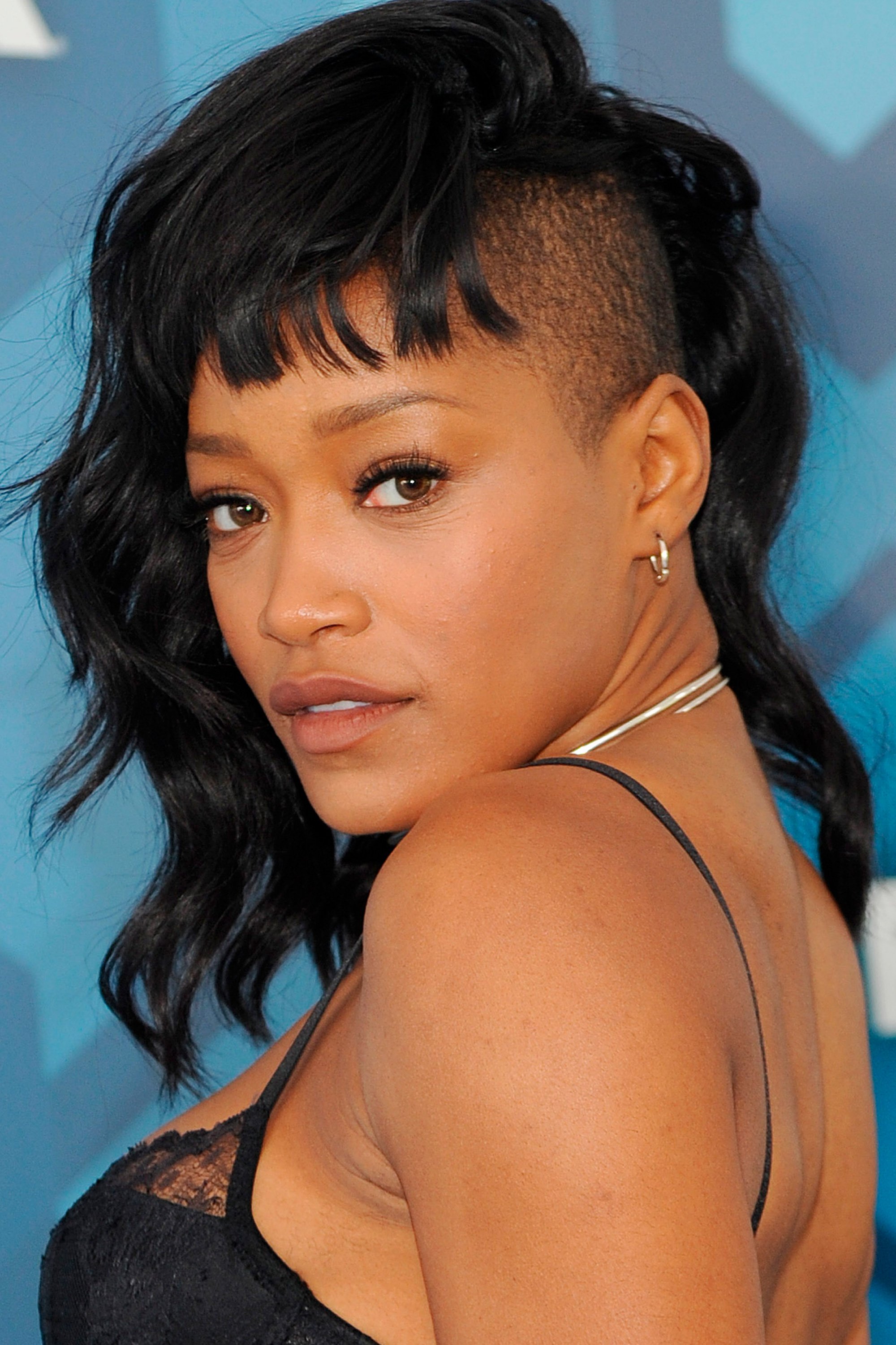 Keke Palmer con corte undercur y cabello largo en capas