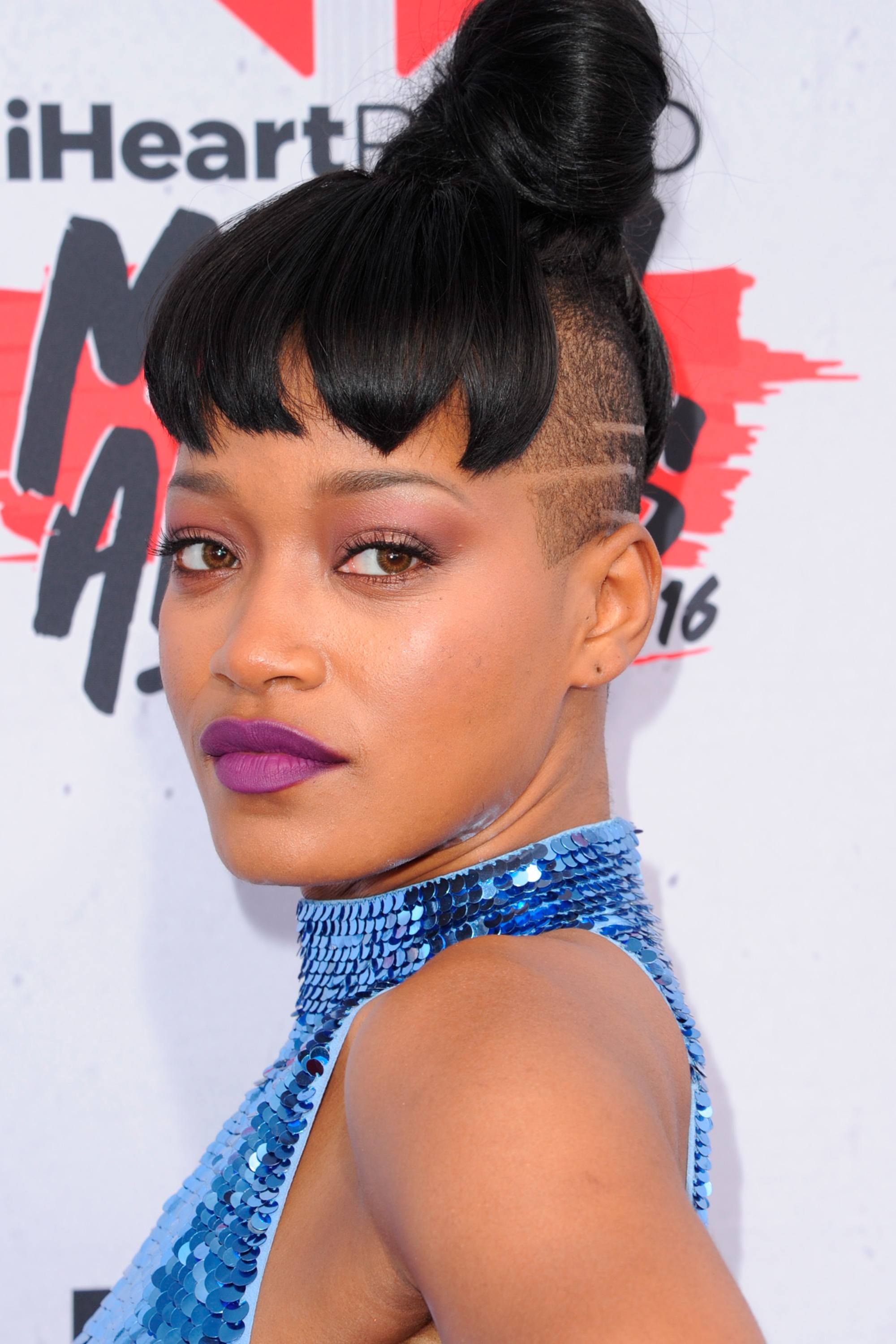Keke Palmer con corte undercut para mujer y grecas en el cabello