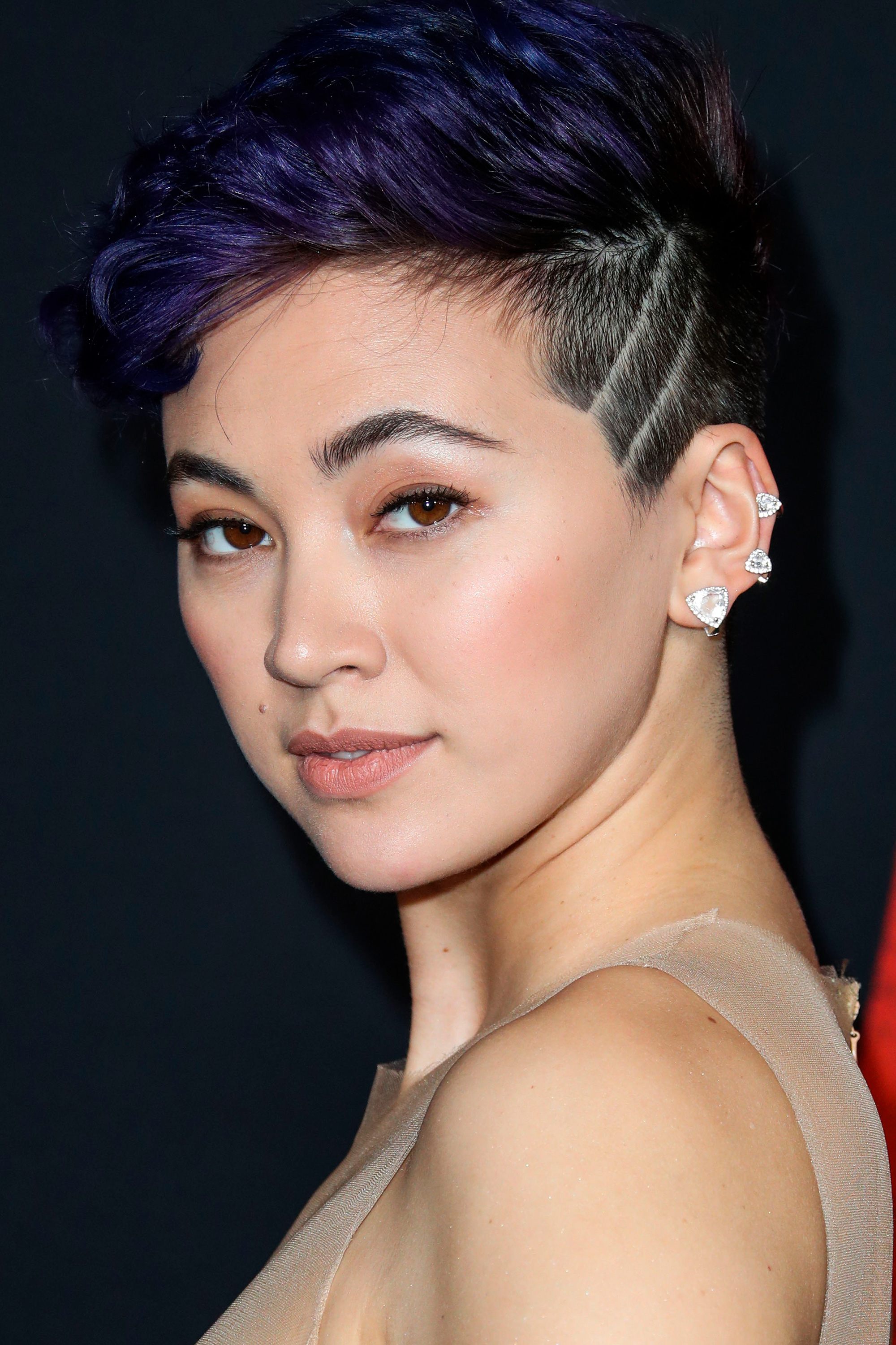 Jessica Henwick con corte undercut para mujer, cabello morado con grecas