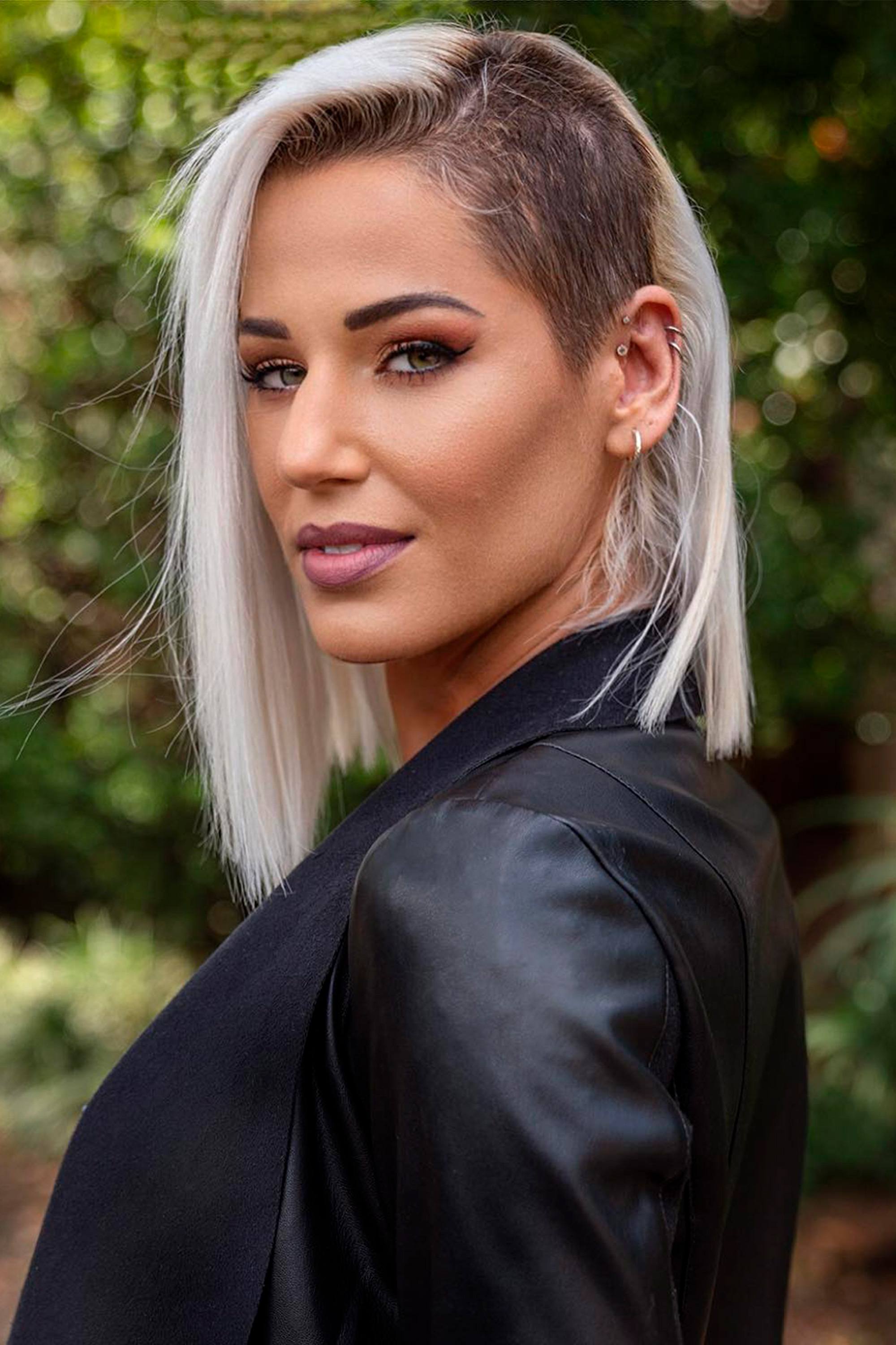 Mujer con corte undercut lateral y cabello al hombro platinado