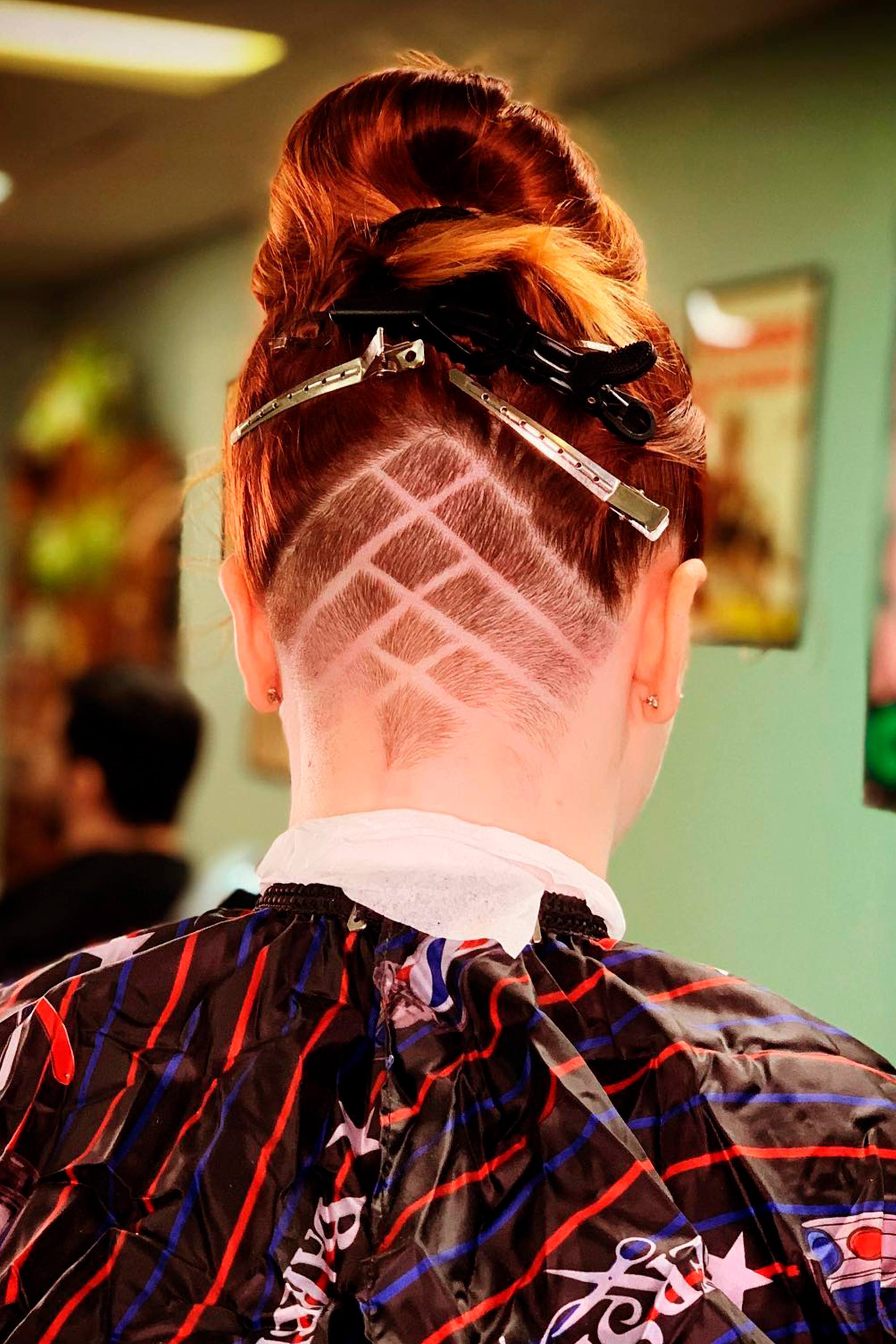 Mujer con corte undercut y grecas en el cabello