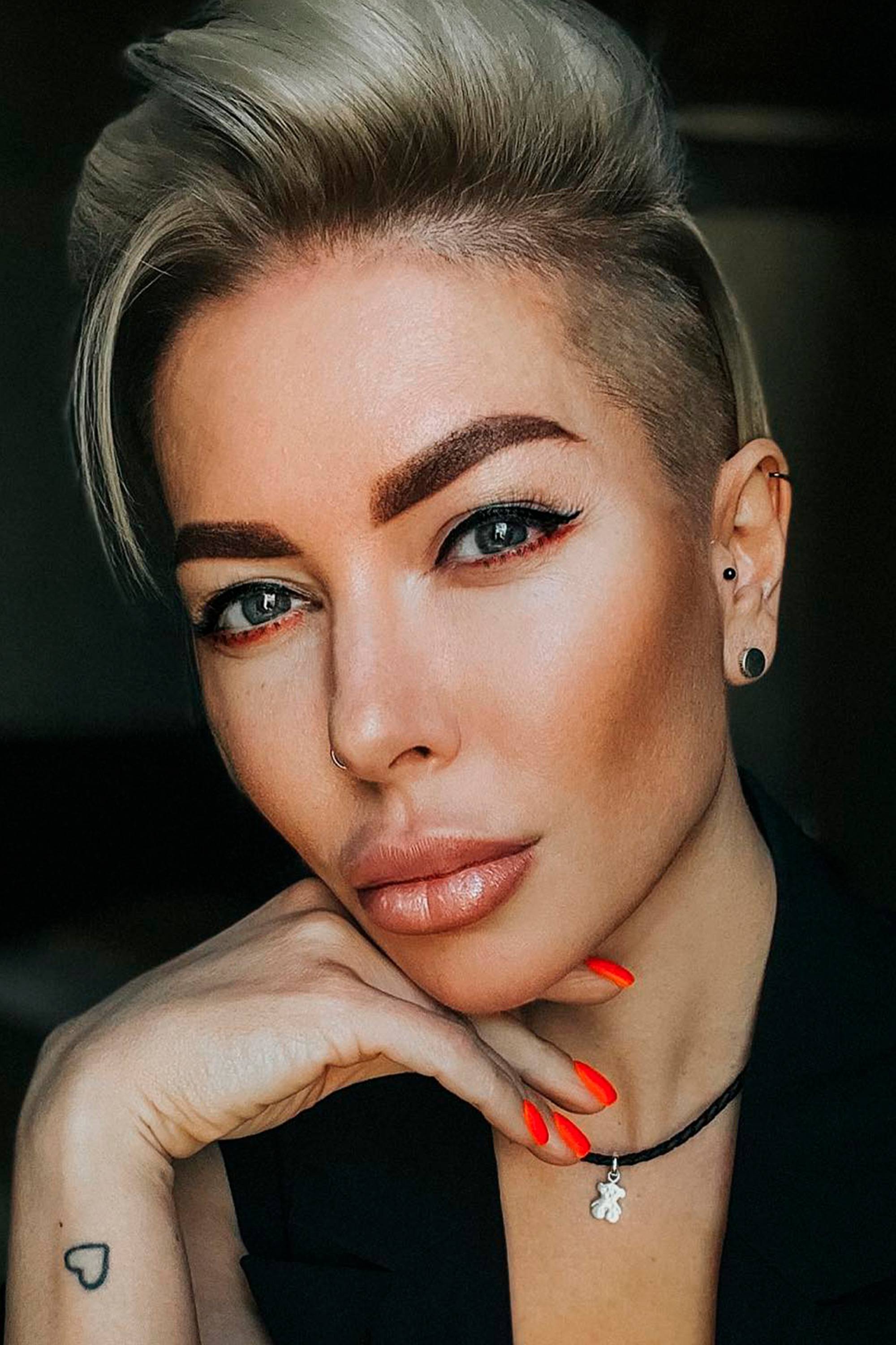 Mujer con corte undercut en cabello corto platinado