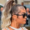 Rita Ora con peinado sencillo recogido, coleta alta ondulada