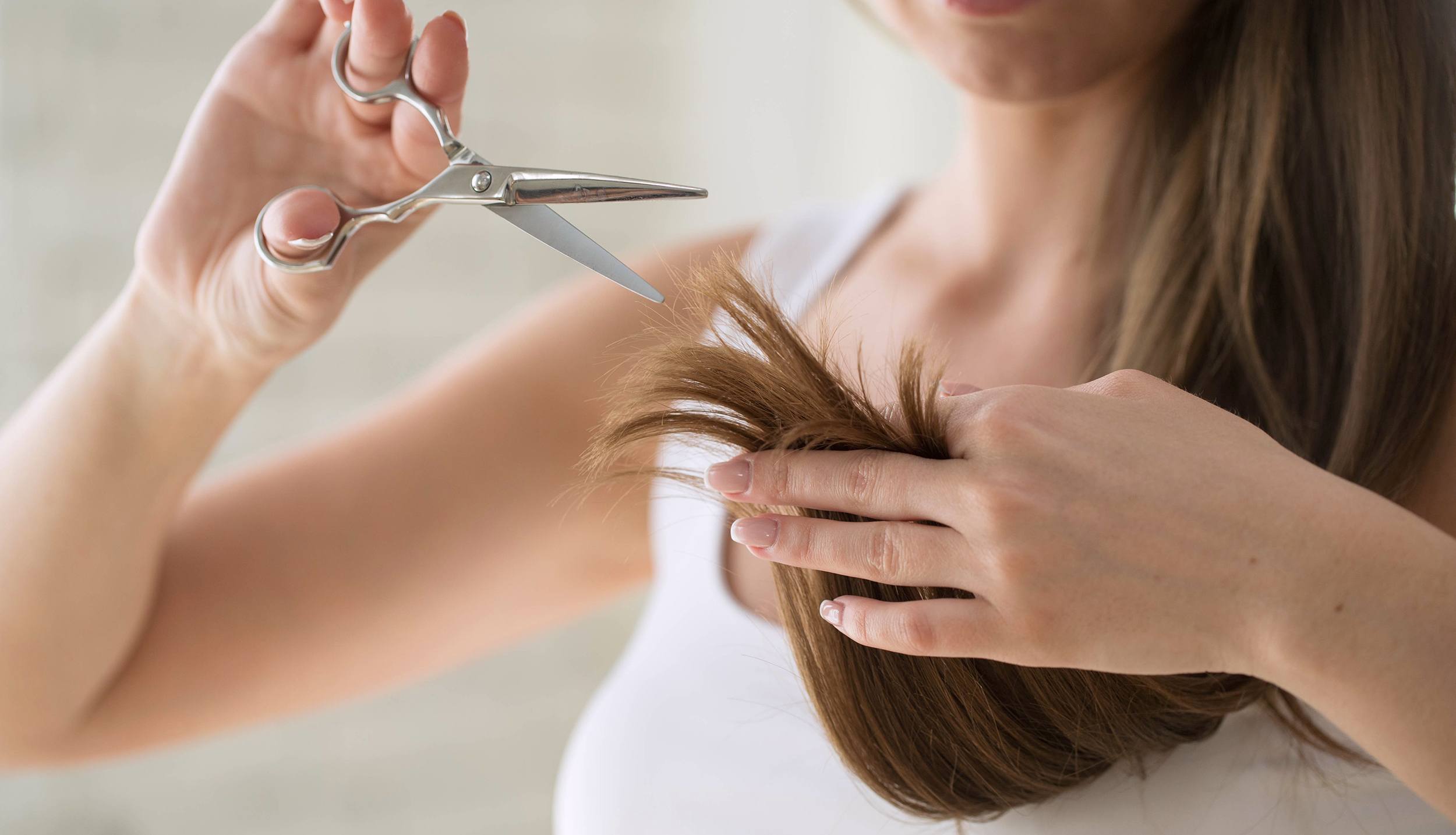 Cómo cortar el cabello en casa sin arruinarlo ni maltratarlo