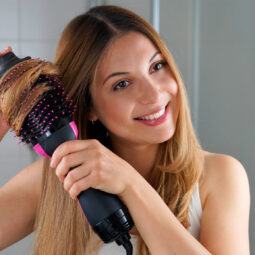 Mujer probando el cepillo redondo para alaciar el cabello