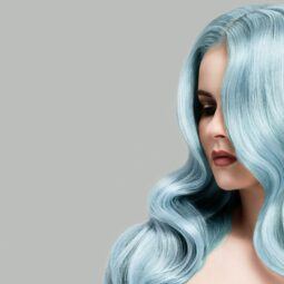 Mujer con rayos en el cabello azul largo y ondulado