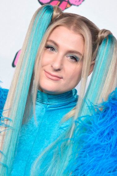 Meghan Trainor con mechas azules en cabello rubio largo