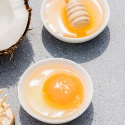 Ingredientes para hacer mascarilla para cabello maltratado con miel, coco y huevo