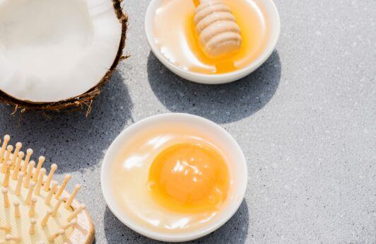 Ingredientes para hacer mascarilla para cabello maltratado con miel, coco y huevo