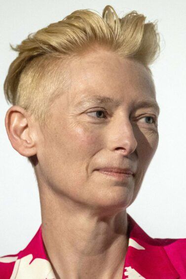Tilda Swinton con corte de pelo corto para mujeres de 50 años