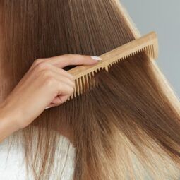 Mujer utilizando peine o cepillo para el cabello