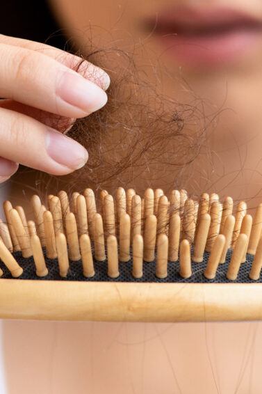 Mujer que se pregunta cómo limpiar un cepillo de cabello