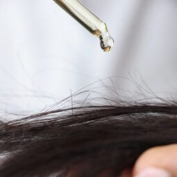 Mujer utilizando aceite de emú para el cabello