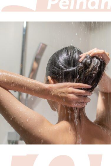 Mujer lavándose el cabello adentro de la regadera