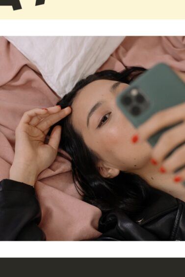 Mujer con cabello negro semiondulado tomándose una foto con su celular