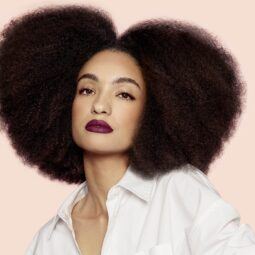 Mujer con cabello afro voluminoso