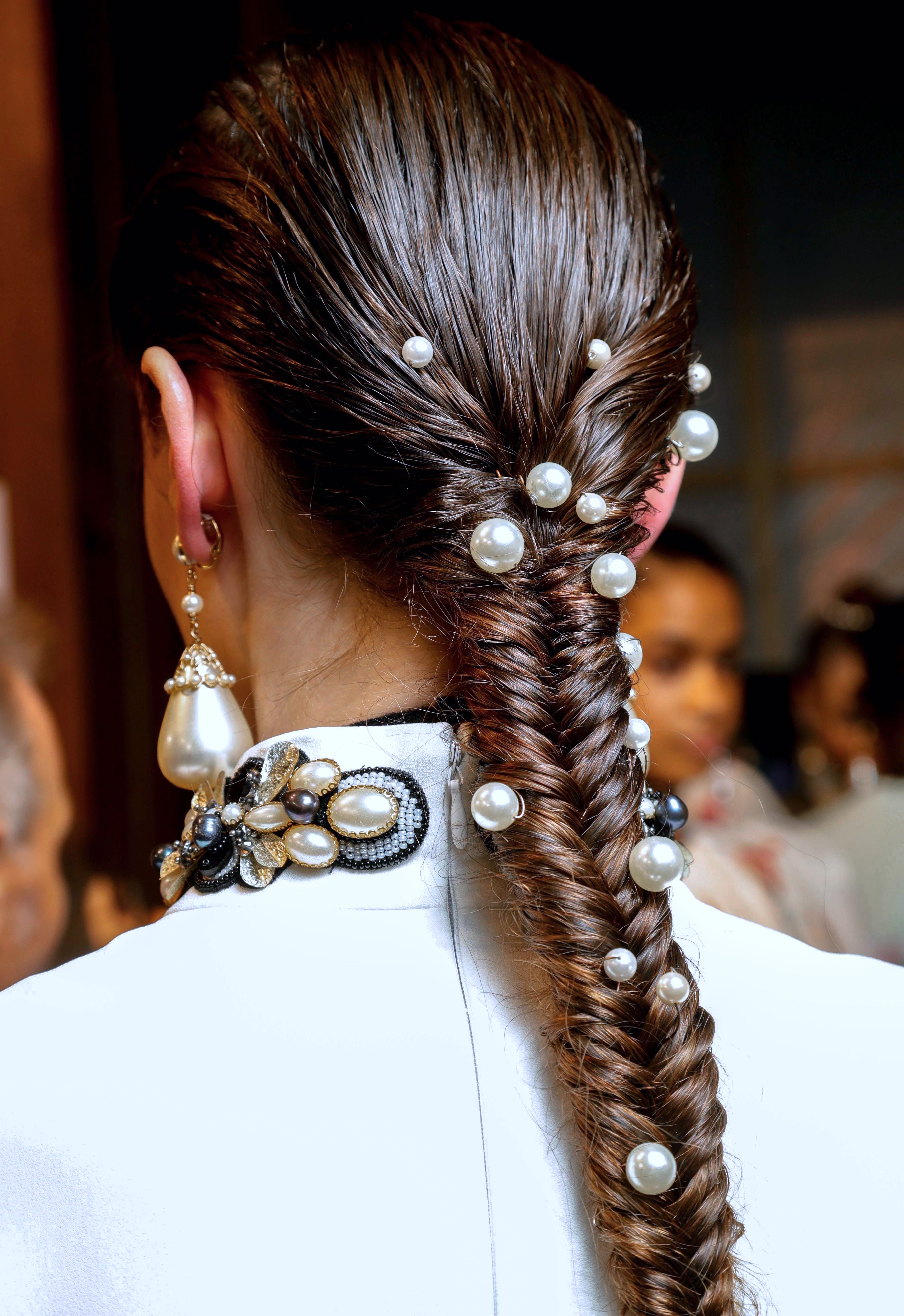 25 formas de llevar los peinados con accesorios de moda