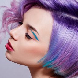 Mujer con cabello lila y corte bob lacio peinado de lado
