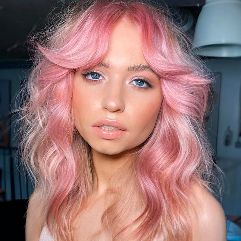 Mujer con cabello platinado rosa ondulado