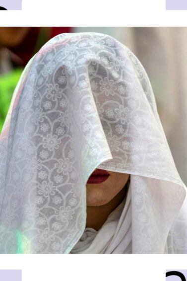 Mujeres talibanes con cierre de salones de belleza