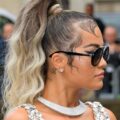 Rita Ora con coleta alta, ondas de sirena y baby hairs estilizados
