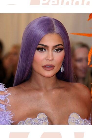 Kylie Jenner con una peluca de cabello natural color lila en la MET Gala