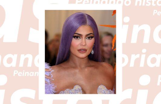 Kylie Jenner con una peluca de cabello natural color lila en la MET Gala