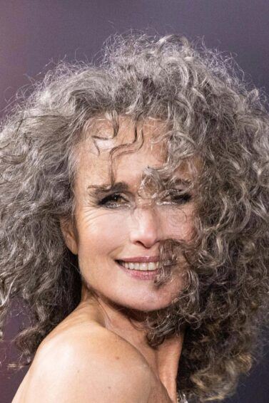 Andie MacDowell con corte de cabello rizado para mujeres de 50 años en capas