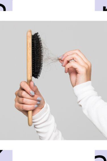 Mujer quitándole pelos a un cepillo demostrando la caída de cabello por diabetes