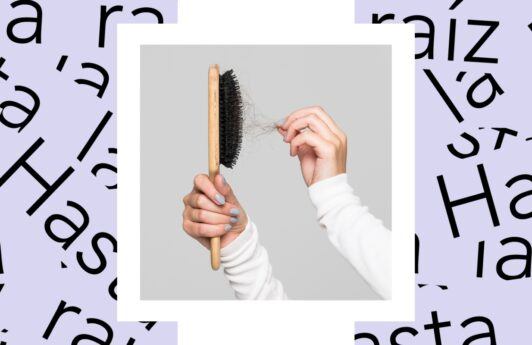 Mujer quitándole pelos a un cepillo demostrando la caída de cabello por diabetes