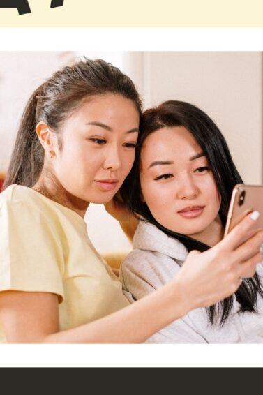 Dos chicas viendo el celular, probando filtros desarrollados con inteligencia artificial