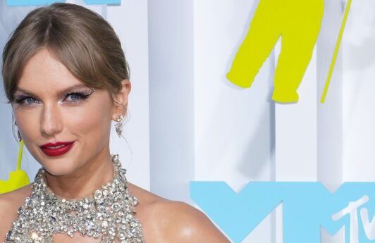 Taylor Swift con cabello rubio cenizo claro en los MTV Video Music Awards 2022