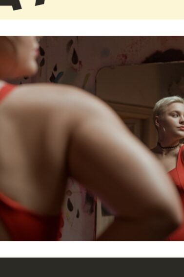 Mujer mirándose al espejo y reflexionando sobre su cuerpo.