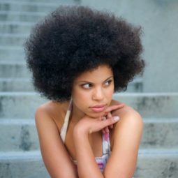 ter o cabelo black power: modelo com black power