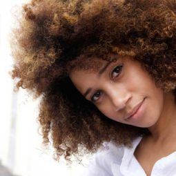 Como fortalecer a raiz do cabelo: modelo com cabelo crespo