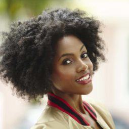 modelo de cabelo curto afro