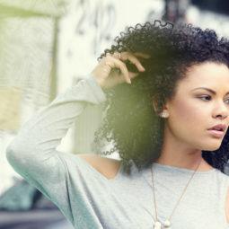 Como deixar os cabelos cacheados lindos: 10 truques de expert para você