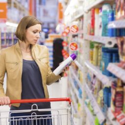 mulher no supermercado olhando os protudos
