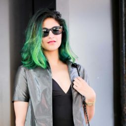 Mulher com cabelo verde vibrante