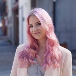 Mulher com cabelos compridos e cor-de-rosa